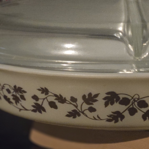 Vintage Pyrex Dish - Picture 1 of 6